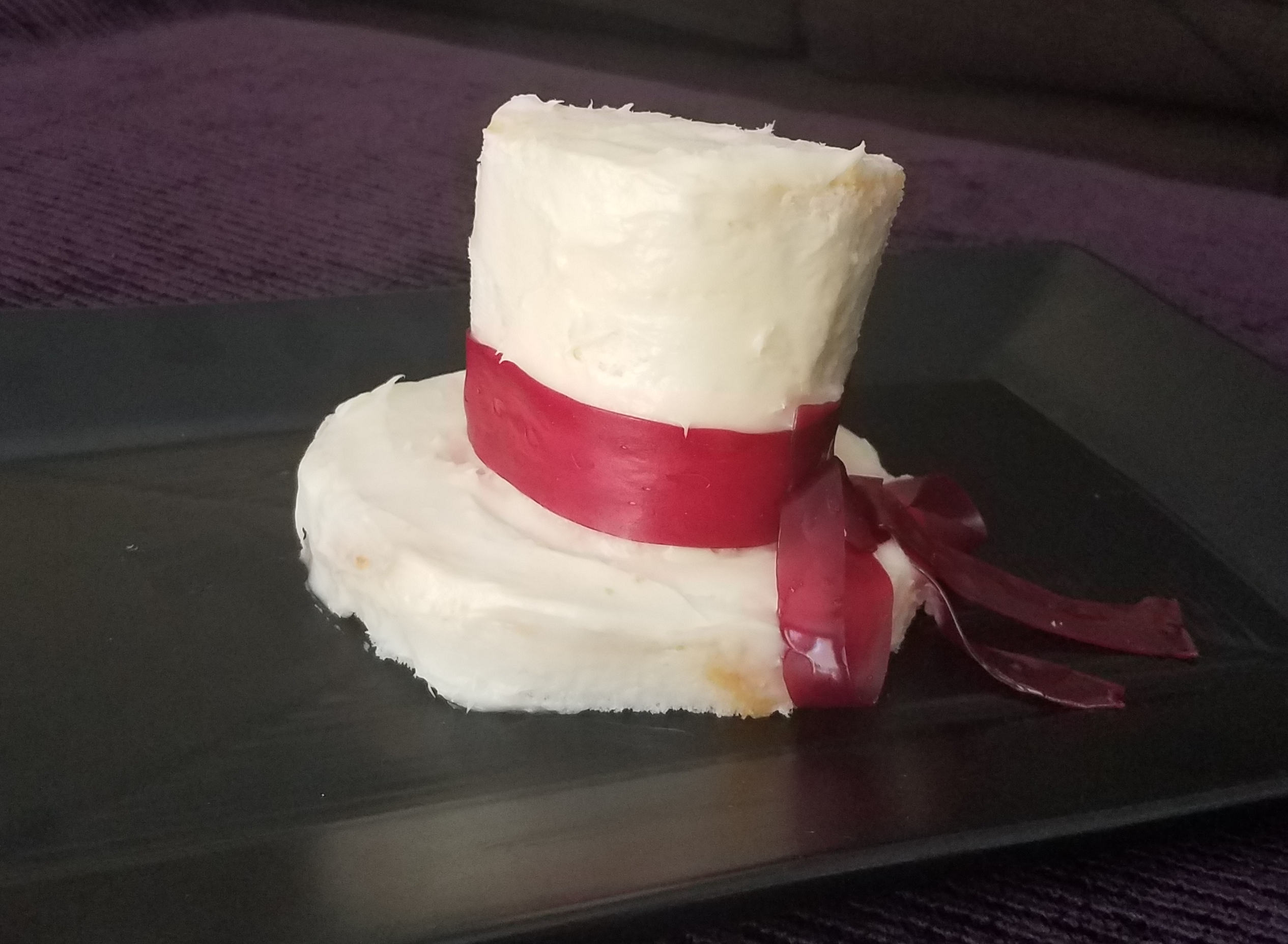 Small cake shaped like a hat